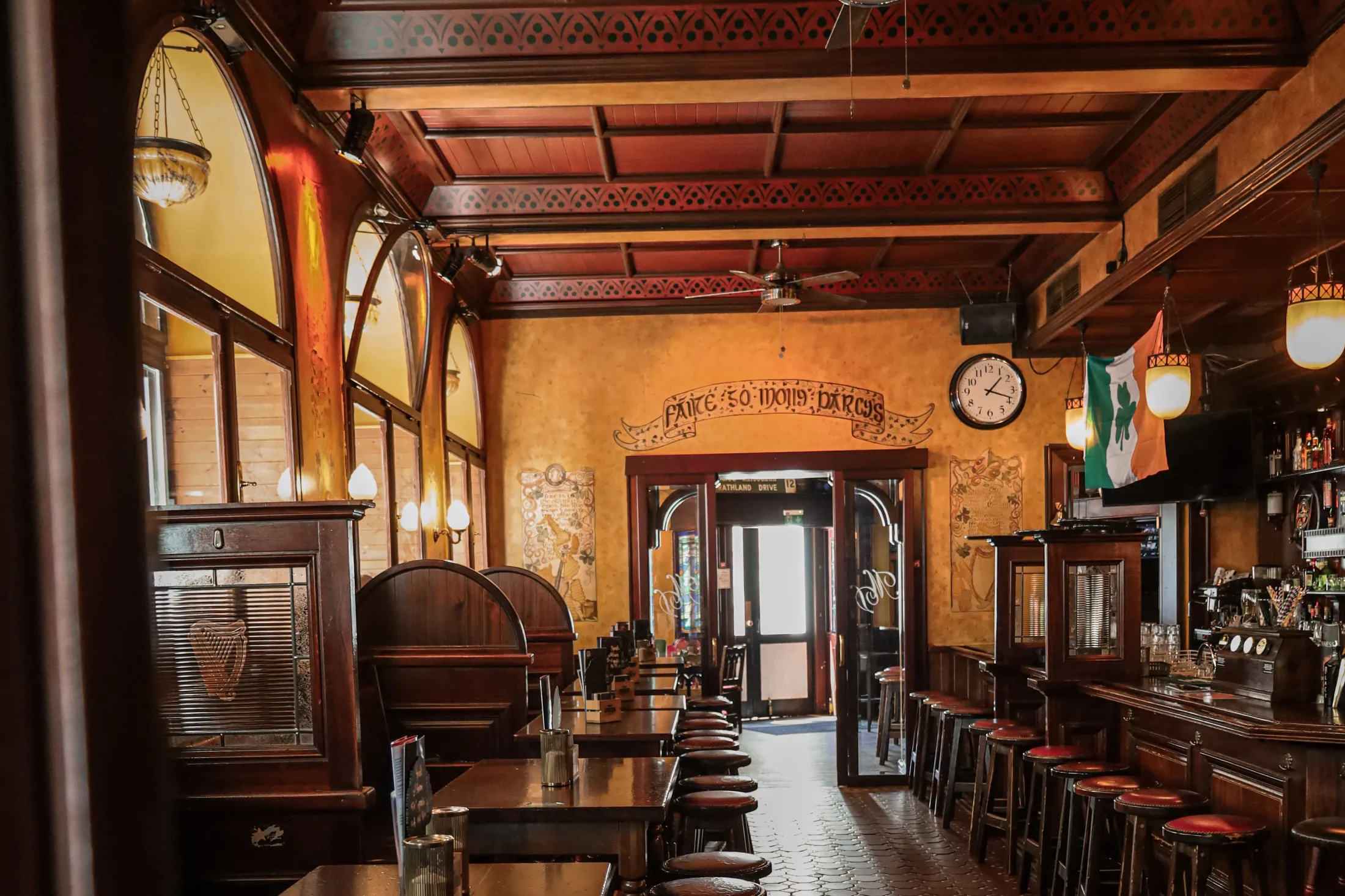 Main room · overview · wood wall & booths